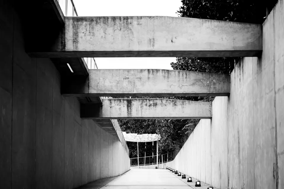 Concrete beams over a sunken walk